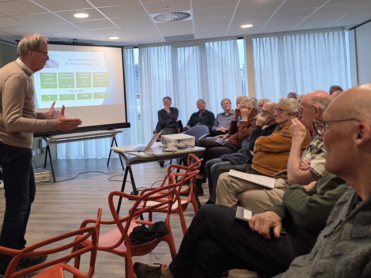 Deelnemers luisteren naar een presentatie