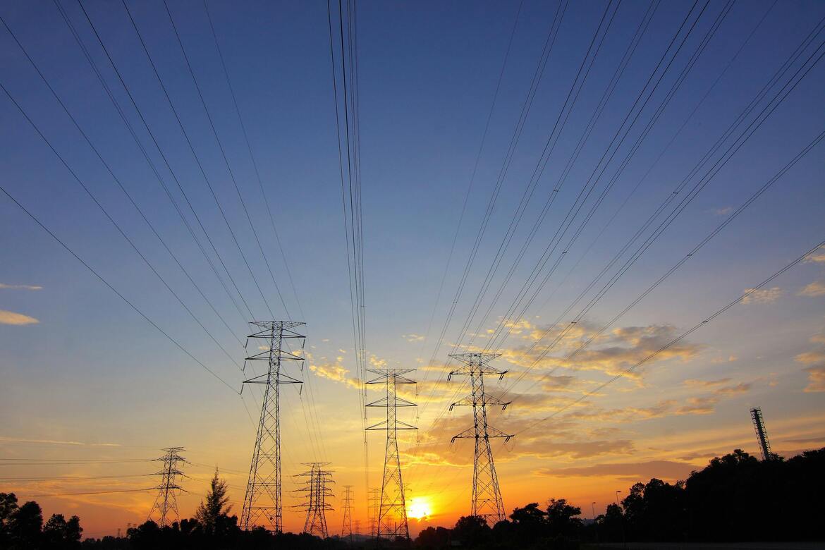 Hoogspanningsmasten bij zonsondergang